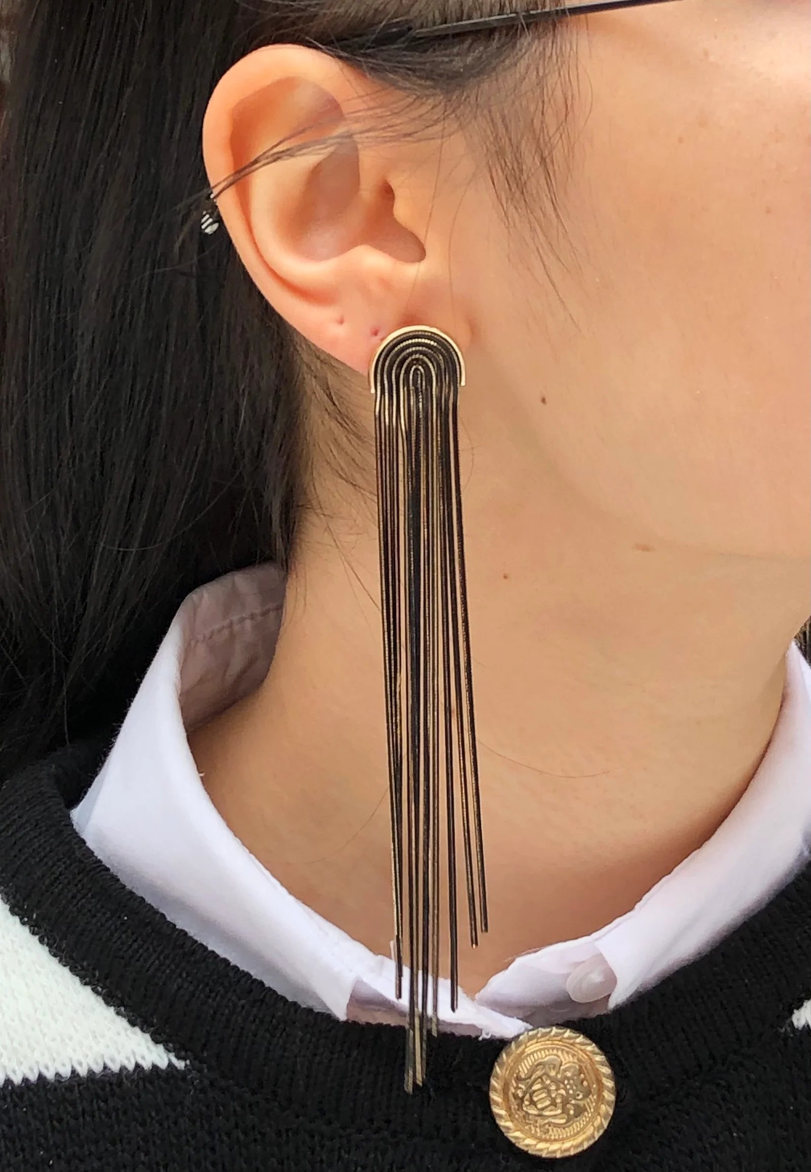 Sallantılı siyah gold detay çelik küpe