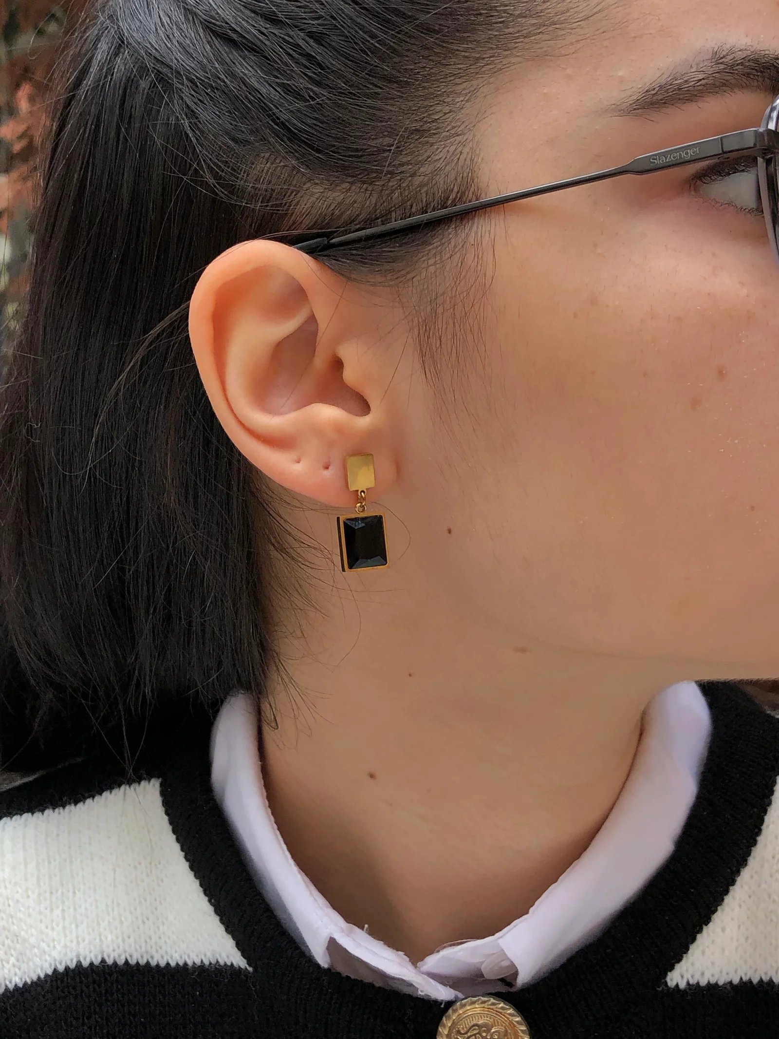 Sallantılı siyah dikdörtgen gold çelik küpe